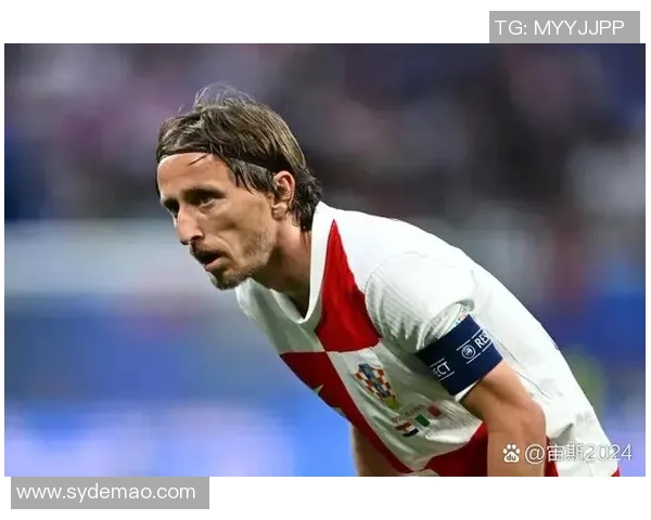 足球明星在训练场上精准射门挑战极限展现超凡技艺与无与伦比的实力