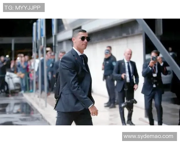 足球明星训练穿搭解析时尚与实用的完美结合 足球明星训练穿搭解析时尚与实用的完美结合